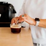 Artikel ini membahas mengenai beberapa alasan minum kopi dalam jumlah yang tepat dan tidak berlebihan ternyata baik untuk kesehatan.