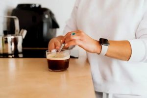 Artikel ini membahas mengenai beberapa alasan minum kopi dalam jumlah yang tepat dan tidak berlebihan ternyata baik untuk kesehatan.