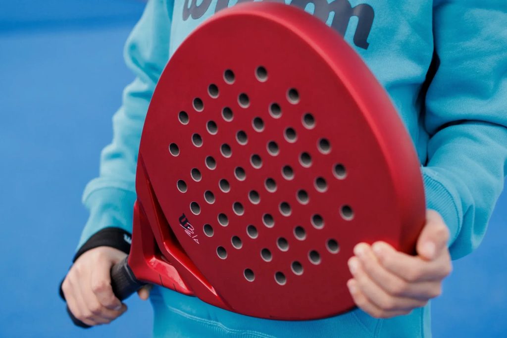 Artikel ini membahas mengenai beberapa alasan olahraga padel cocok dimainkan oleh berbagai kalangan terutama untuk anak-anak.