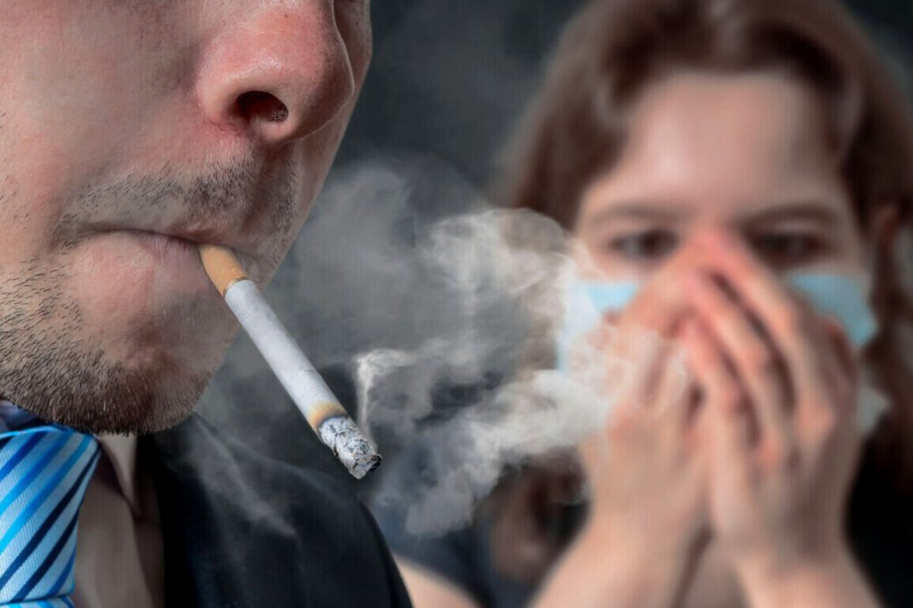 Artikel ini membahas mengenai beberapa dampak asap rokok untuk para perokok pasif yang tidak baik dan berbahaya bagi Kesehatan.