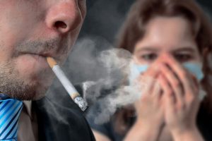Artikel ini membahas mengenai beberapa dampak asap rokok untuk para perokok pasif yang tidak baik dan berbahaya bagi Kesehatan.