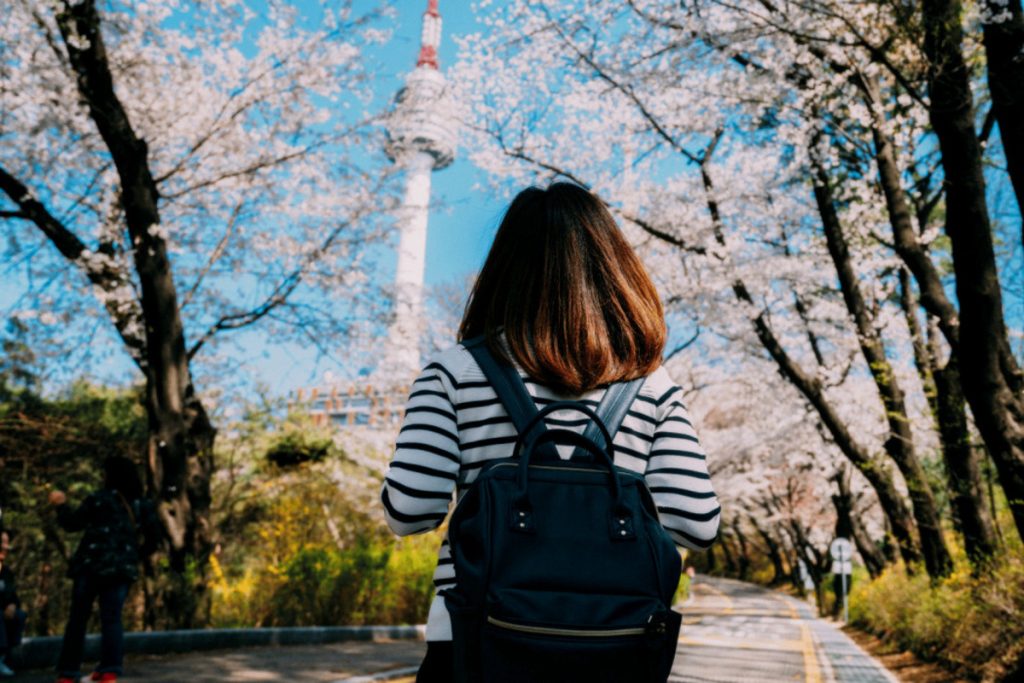 Artikel ini membahas mengenai beberapa tips liburan ke luar negeri untuk kalian pemula yang baru pertama kali ke luar negeri.