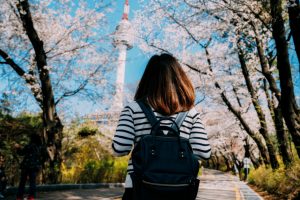 Artikel ini membahas mengenai beberapa tips liburan ke luar negeri untuk kalian pemula yang baru pertama kali ke luar negeri.