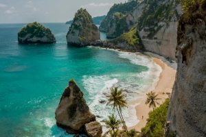 Artikel kali ini membahas mengenai beberapa manfaat main ke pantai yang baik untuk Kesehatan mental maupun fisik.