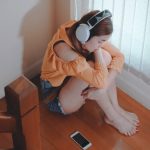 Artikel kali ini membahas mengenai beberapa alasan kita menikmati musik dengan berbagai genre salah satunya musik atau lagu sedih.