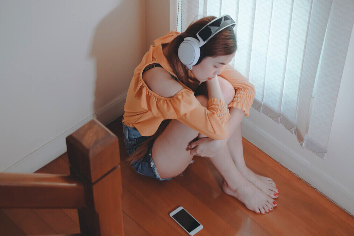 Artikel kali ini membahas mengenai beberapa alasan kita menikmati musik dengan berbagai genre salah satunya musik atau lagu sedih.