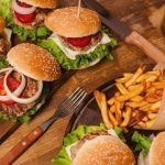 Pembahasan mengenai beberapa dampak makanan cepat saji yang bisa terjadi pada tubuh kita apabila terlalu sering dikonsumsi.