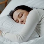 Artikel ini membahas mengenai beberapa dampak tidur berlebihan yang ternyata bisa berakibat buruk untuk kesehatan.