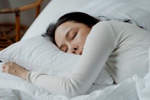 Artikel ini membahas mengenai beberapa dampak tidur berlebihan yang ternyata bisa berakibat buruk untuk kesehatan.