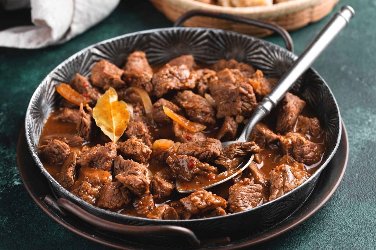 embahasan mengenai beberapa manfaat daging kambing yang ternyata sangat baik untuk Kesehatan selama dalam porsi yang wajar.