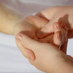 Artikel kali ini membahas mengenai beberapa manfaat pijat tangan dan kaki yang mengejutkan karena baik untuk kesehatan.