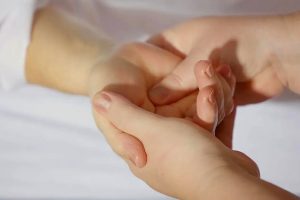 Artikel kali ini membahas mengenai beberapa manfaat pijat tangan dan kaki yang mengejutkan karena baik untuk kesehatan.