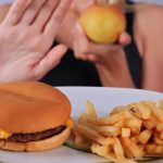 Artikel kali ini memberikan beberapa tips dan cara menghilangkan junk food dari pola makan Anda agar Anda lebih bisa hidup sehat.
