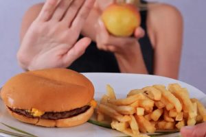 Artikel kali ini memberikan beberapa tips dan cara menghilangkan junk food dari pola makan Anda agar Anda lebih bisa hidup sehat.