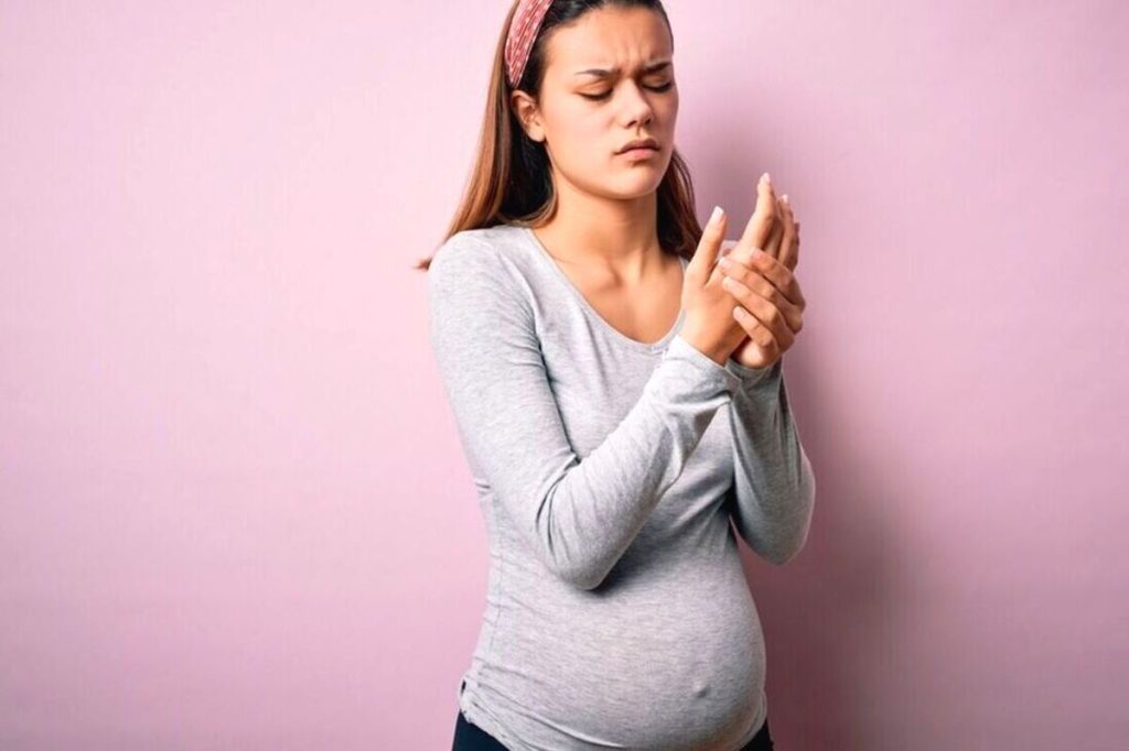 Artikel kali ini membahas mengenai sindrom carpal tunnel selama kehamilan yang wajib dipahami oleh ibu hamil dan para suami.