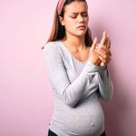 Artikel kali ini membahas mengenai sindrom carpal tunnel selama kehamilan yang wajib dipahami oleh ibu hamil dan para suami.