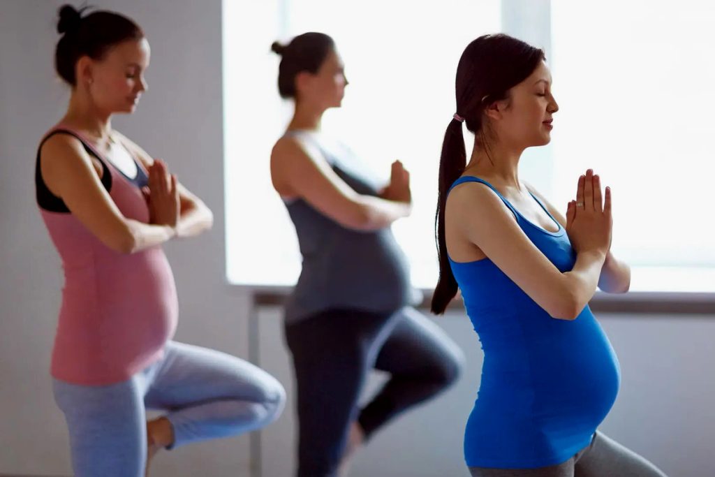 Artikel kali ni menjelaskan tentang beberapa manfaat yoga kehamilan yang sangat baik tidak hanya untuk ibu tapi juga untuk sang bayi.