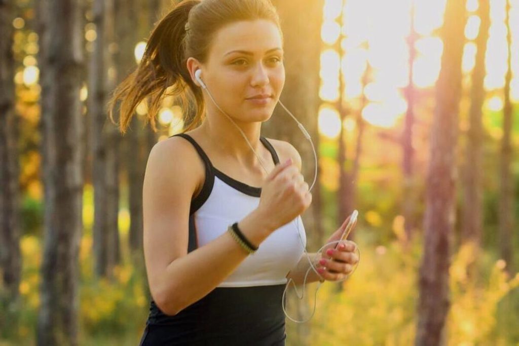 Artikel ini membahas mengenai beberapa cara dan juga tips untuk tetap bisa beraktivitas di cuaca panas dengan aman dan nyaman.