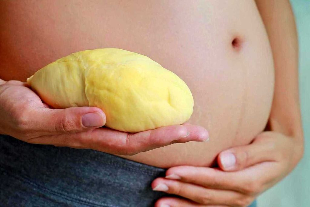 Artikel kali ini membahas mengenai beberapa manfaat durian untuk kesehatan terutama pada ibu hamil, apakah aman?