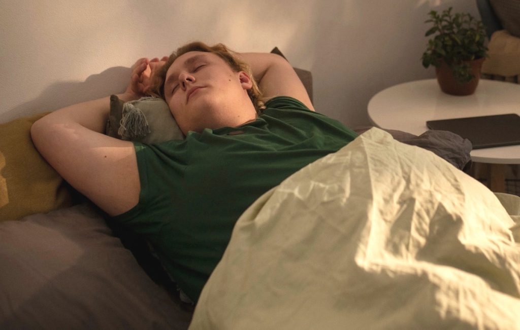 Artikel kali ini membahas mengenai beberapa manfaat menjaga jam tidur dengan teratur yang baik untuk kesehatan kita.