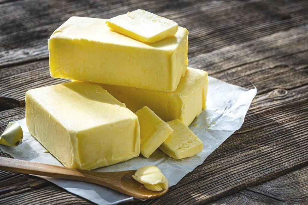 Artikel kali ini membahas tentang beberapa perbedaan dari memasak dengan minyak vs memasak dengan mentega yang wajib dipahami.