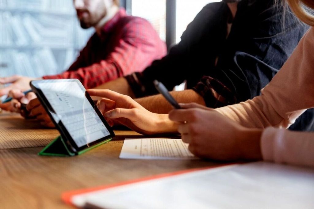 Pembahasan mengenai pentingnya notulen rapat yang harus ada di setiap rapat penting baik rapat organisasi aupun rapat perusahaan.