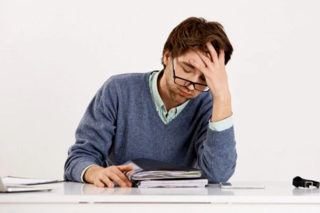 Artikel kali ini membahas mengenai beberapa bahaya tersembunyi pinjol yang harus kita semua waspadai agar tidak tergiur begitu saja.