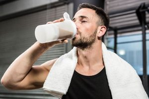 Artikel kali ini membahas mengenai beberapa manfaat mengonsumsi minuman protein yang baik terutama untuk pecinta olahraga.