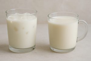 Artikel kali ini membahas mengenai beberapa perbedaan manfaat minum susu hangat dan juga susu dingin untuk kesehatan.