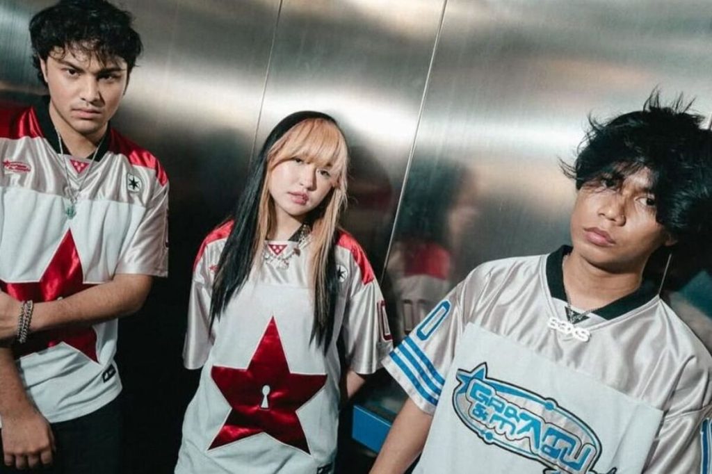 Artikel kali ini membahas mengenai apa Itu Hipdut? dan mengapa genre musik ini sedang sangat naik daun dan viral di Indonesia? Simak disini!