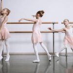 Artikel ini membahas mengenai beberapa manfaat balet untuk kesehatan dimana balet ini mempertemukan keanggunan dengan kekuatan.