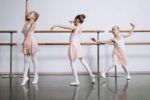 Artikel ini membahas mengenai beberapa manfaat balet untuk kesehatan dimana balet ini mempertemukan keanggunan dengan kekuatan.