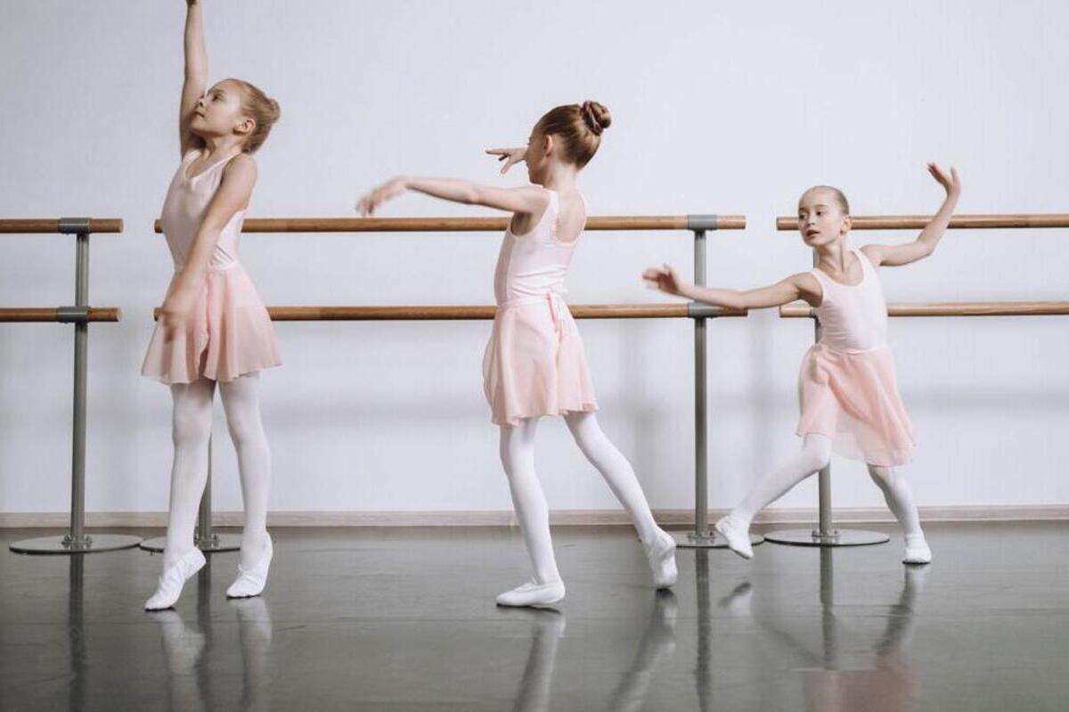 Artikel ini membahas mengenai beberapa manfaat balet untuk kesehatan dimana balet ini mempertemukan keanggunan dengan kekuatan.