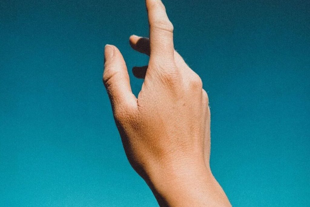 Artikel kali ini membahas mengenai beberapa rekomendasi bahan alami untuk mencerahkan kulit tangan yang tidak merata.