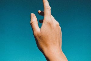 Artikel kali ini membahas mengenai beberapa rekomendasi bahan alami untuk mencerahkan kulit tangan yang tidak merata.